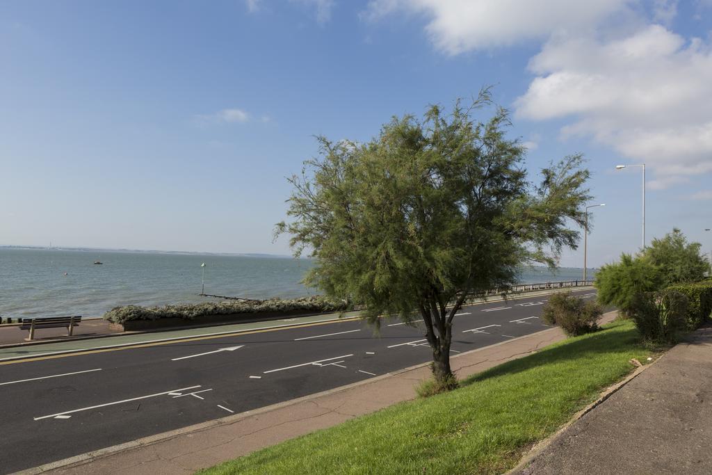 Southend Guest House - Close To Beach, Train Station & Southend Airport Екстериор снимка
