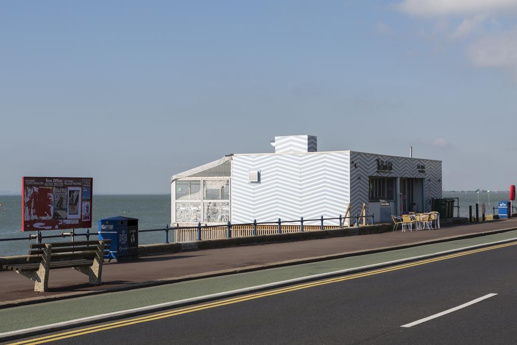 Southend Guest House - Close To Beach, Train Station & Southend Airport Екстериор снимка