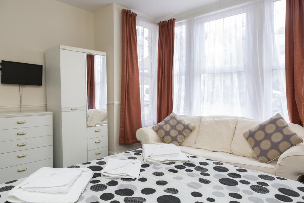 Southend Guest House - Close To Beach, Train Station & Southend Airport Стая снимка